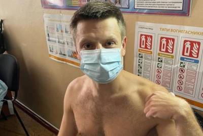 Депутат Гончаренко вне очереди вакцинировался от коронавируса, оголив торс, как Зеленский