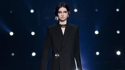 Дочь погибшего голливудского актера открыла показ Givenchy: основные элементы коллекции