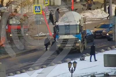 В Москве на Ленинградском проспекте грузовик сбил пешехода