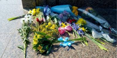 Жители оккупированного Севастополя возложили сине-желтые цветы к памятнику Шевченко — фото