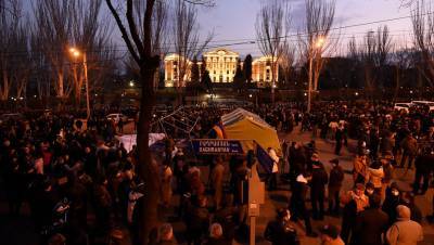 В Армении призвали заблокировать входы в парламент