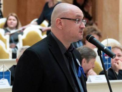 Петербургский депутат Максим Резник объяснил, откуда в СМИ появилась информация о его визите в наркопритон