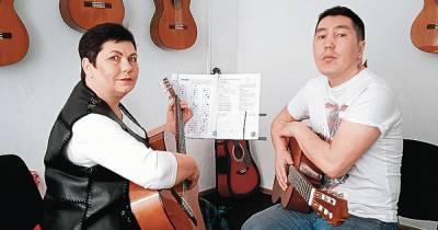 Освоить гитару в 53 года: как жительница Калининградской области исполнила детскую мечту