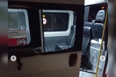 Пассажир рязанской маршрутки разбил стекло после конфликта с водителем