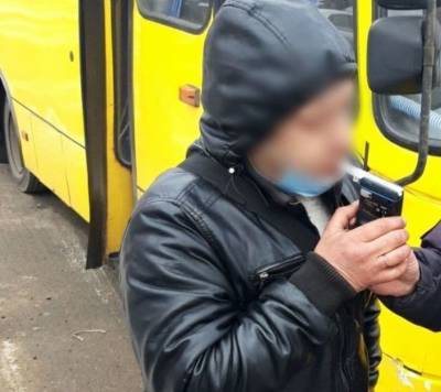 В Киеве водитель автобуса возил пассажиров пьяным и без документов