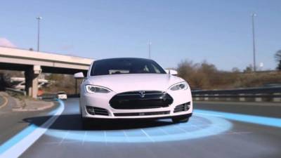 Фирма Tesla хочет на порядок увеличить число тестирующих автопилот водителей