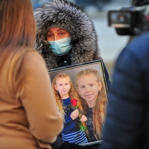 Отец погибшей в «Дубовке» девочки устроил митинг под стенами запорожской мэрии. Фото
