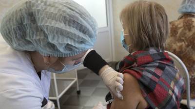 Аллергикам дали советы перед вакцинацией от коронавируса