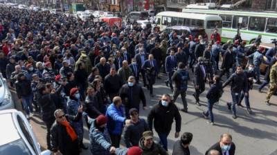 В Ереване – обострение протестов: люди заблокировали вход в парламент – видео