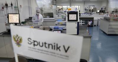 Италия хочет начать производить у себя российскую вакцину "Спутник V", которую до сих пор не приняли в ЕС