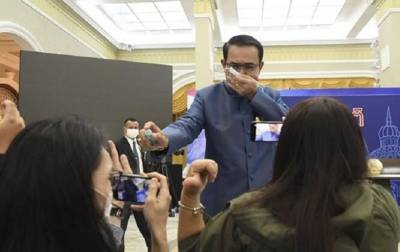 Премьер Таиланда обрызгал журналистов антисептиком