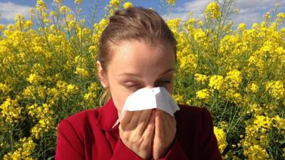Россиянам с аллергией посоветовали привиться от COVID-19 до наступления сезона цветения