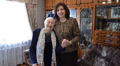 Кочанова встретилась с ветераном Великой Отечественной войны Валентиной Чудаевой
