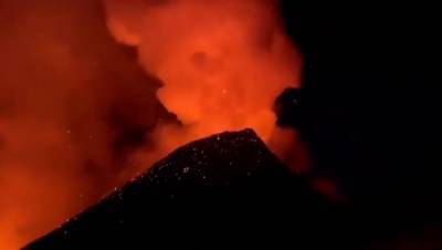 На Камчатке извергается крупнейший активный вулкан Евразии: зрелищные видео, фото