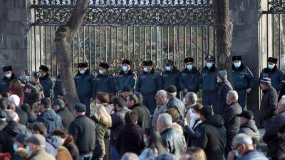 Оппозиция перекрыла все выходы из парламента Армении