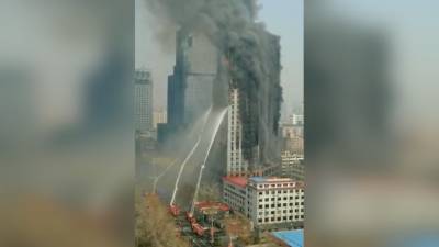 Борьба с пожаром в китайском небоскребе попала на видео