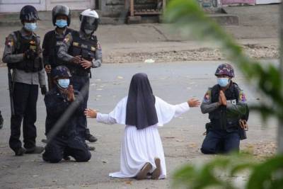 «Убейте меня»: в Мьянме монахиня призвала военных не стрелять в протестующих