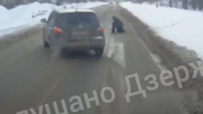 В Дзержинске водители объезжали упавшую на дороге женщину-пешехода