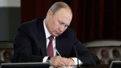 Путин подписал закон об отключении мобильной связи в тюрьмах