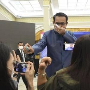 Премьер Таиланда на пресс-конференции распылил антисептик на журналистов. Видео