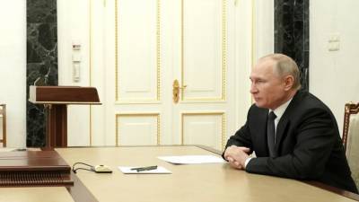 Путин призвал поддержать на государственном уровне молодых ученых РФ