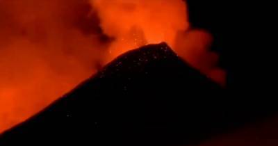 В России на Камчатке начал извергаться вулкан Ключевская сопка (видео)