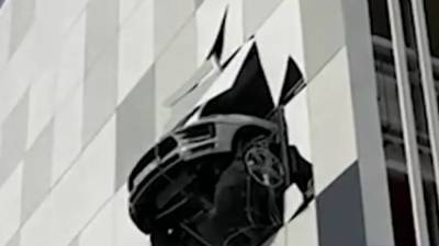 Бывший хоккеист на Porsche пробил стену паркинга и повис над улицей в Москве