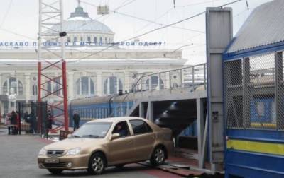 «Укрзализныця» возобновила услугу перевозки автомобилей в спецвагонах