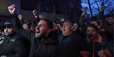 Протестующие в Ереване заблокировали все входы в здание парламента