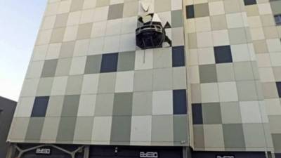 Чудеса парковочного искусства: водитель пробил стену третьего этажа