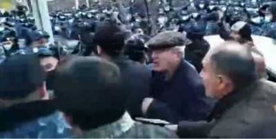 В Ереване под зданием парламента начались столкновения оппозиции с полицией