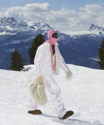 Шерстяные балаклавы, цветные пуховики и кукольные платья: как прошел показ Miu Miu в Альпах