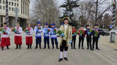 В Крыму показали, как женщин в Симферополе поздравляли с 8 Марта на украинском языке