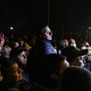 В Армении сотни протестующих заблокировали здание парламента
