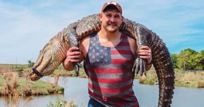 Звезда американского футбола оскандалился кадрами с охоты: поймал крокодила массой 90 кг (видео)