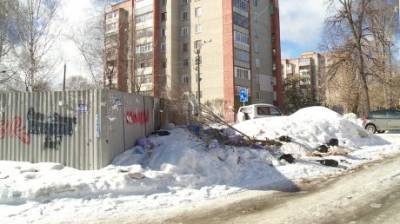 Территория вокруг мусорки на улице Леонова утопает в отходах