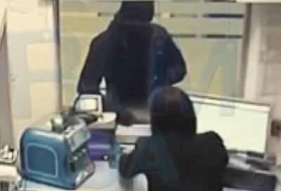 Неизвестный ограбил отделение банка в Петербурге, угрожая чем-то похожим на гранату