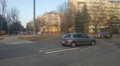 Несоблюдение дистанции стало причиной столкновения автомобиля с мотоциклом на улице Пулихова
