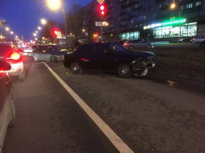 На Краснопутиловской столкнулись два автомобиля и велосипедист
