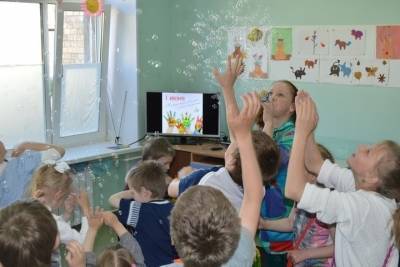 В детсадах и школах Карелии разрешены утренники и родительские собрания