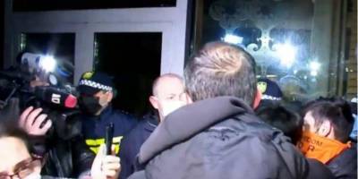 В Тбилиси произошли столкновения полиции с протестующими из-за приезда Владимира Познера