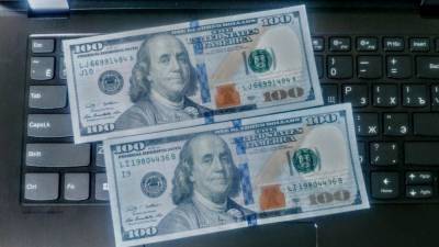 Экономист "Синергии" объяснил правила покупки долларовых банкнот