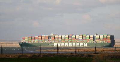 Администрация Суэцкого канала подсчитала убытки из-за гигантского контейнеровоза