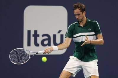 Медведев не вышел в полуфинал теннисного турнира в Майами