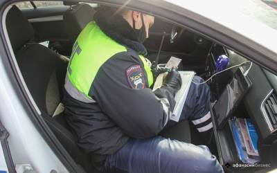 Водитель из Тверской области пытался "договориться" с гаишниками на трассе и попал под статью