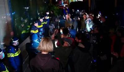 В Тбилиси люди вышли на протест из-за приезда российского журналиста Познера