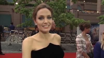 Растрепанная Джоли без капли косметики удивила реальной внешностью: "Эти пухлые губки..."