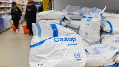 «Известия» сообщили о приостановке продаж сахара с заводов в российские магазины