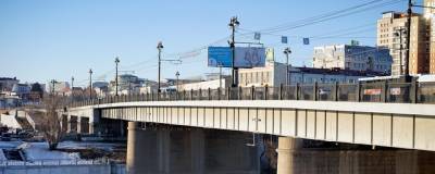 В Омске водитель троллейбуса спас девушку, стоявшую на перилах моста