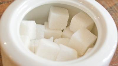СМИ сообщили о приостановке в России продаж сахара с заводов в магазины